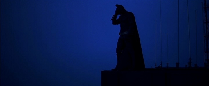 Batman (Christian Bale), gardien des nuits de Gotham City, perché comme une gargouille de cathédrales.