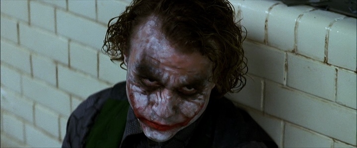 Jamais démaquillé... Le Joker (Heath Ledger) dans la cellule du commissariat de Gotham.