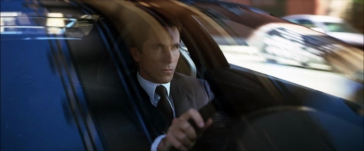 Bruce Wayne (Christian Bale) intervient au volant de son destrier du jour, une Lamborghini, faute de pouvoir agir en tant que Batman.