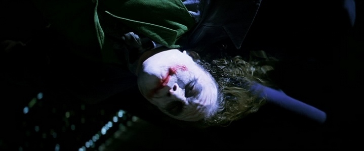 Le Joker (Heath Ledger) suspendu dans le vide par Batman à la fin de The Dark Knight.