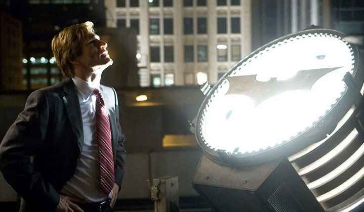 Le procureur Harvey Dent (Aaron Eckhart), chevalier blanc, face au bat-signal du chevalier noir.