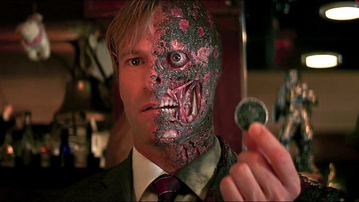 Harvey Dent (Aaron Eckhart), devenu Double Face après avoir été défiguré, joue la vie et la mort à pile ou face.