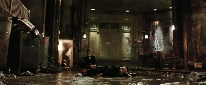 Le jeune Bruce Wayne auprès du corps de ses parents assassinés, au début de Batman Begins.