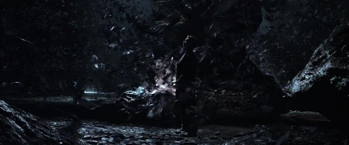 Faire de son trauma la source de sa force : Bruce Wayne se confronte aux chauves-souris dans Batman Begins.