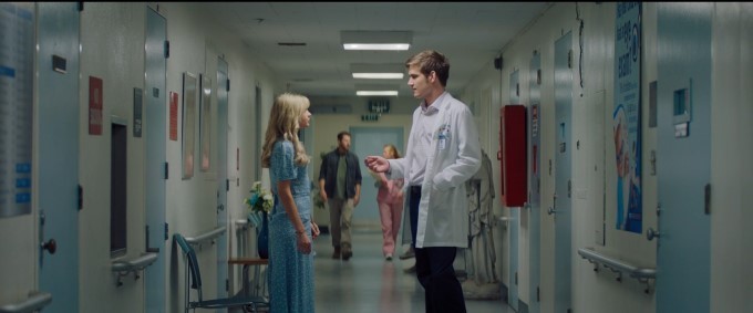 cassie et ryan dans les couloirs de l'hôpital