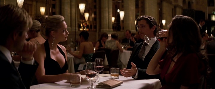 Débat éthique au dîner entre Harvey Dent (Aaron Eckhart), Rachel Dawes (Maggie Gyllenhaal), Bruce Wayne (Christian Bale) et la petite amie de Bruce du moment.