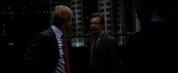 Le procureur Harvey Dent (Aaron Eckhart) sait que le commissaire Jim Gordon (Gary Oldman) collabore avec Batman. Ils forment, à trois, une alliance contre la mafia et le Joker.