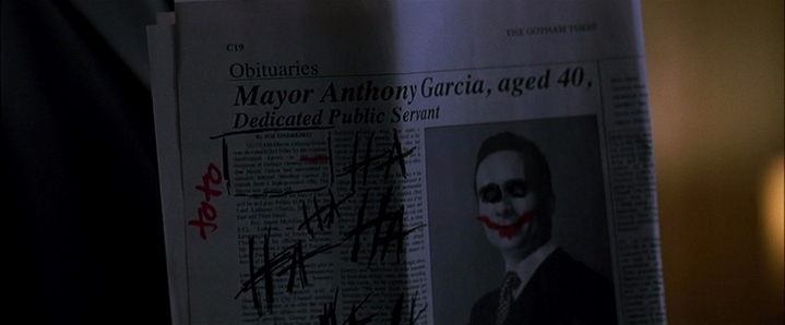 Le Joker menace le maire de Gotham City par le biais d'un journal.