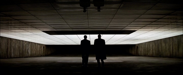 Bruce Wayne et Alfred quittent le hangar secret de Batman, qui a décidé de dévoilé son identité.