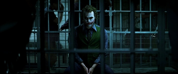 Le Joker (Heath Ledger) en prison dans The Dark Knight. Pas pour longtemps...