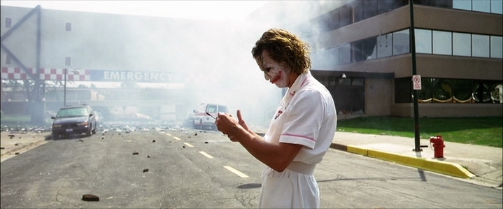 Le Joker (Heath Ledger) fait exploser le Gotham General Hospital dans The Dark Knight. Un vrai batiment fut détruit pour le film...
