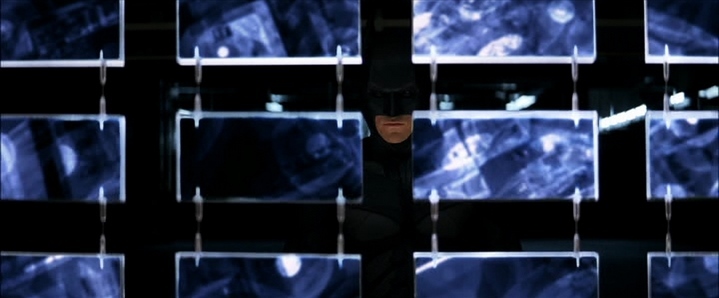 Surveillance de masse par Batman (Christian Bale), à l'ére du Patriot Act et de la NSA.