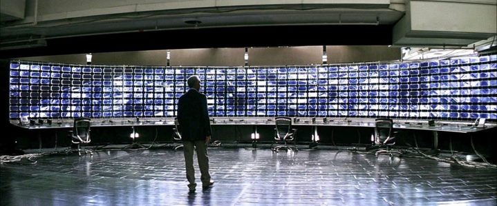 Lucius Fox découvre la gigantesque console de surveillance mise en place par Bruce Wayne.