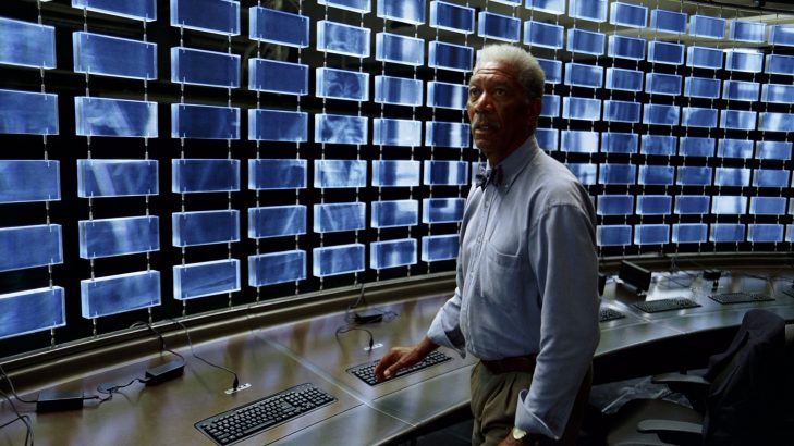 Lucius Fox (Morgan Freeman) face au système de surveillance mis en place par Bruce Wayne à partir de son système de sonar.