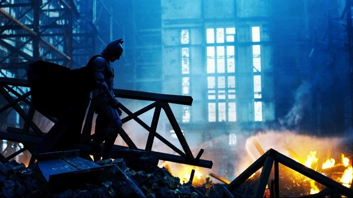 Le chevalier noir dans les ruines des Etats-Unis post-11 septembre 2001, dans The Dark Knight de Christopher Nolan.