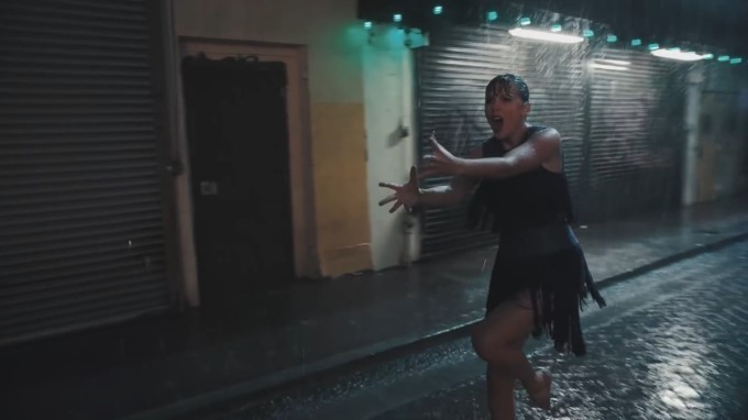 taylor swift danse sous la pluie dans le clip delicate réalisé par joseph kahn