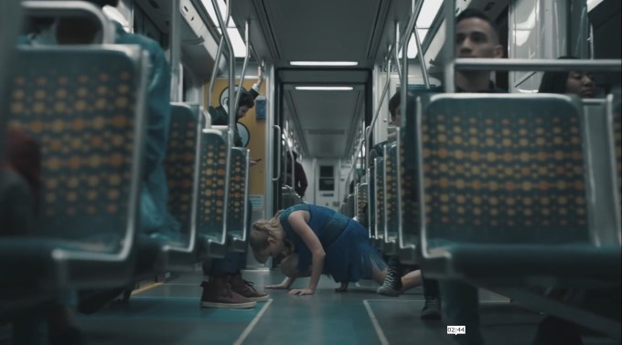 taylor swift danse dans le métro dans le clip delicate