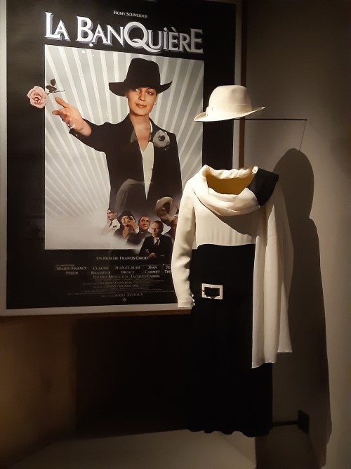 costume de romy schneider dans la banquière exposition cinémathèque française