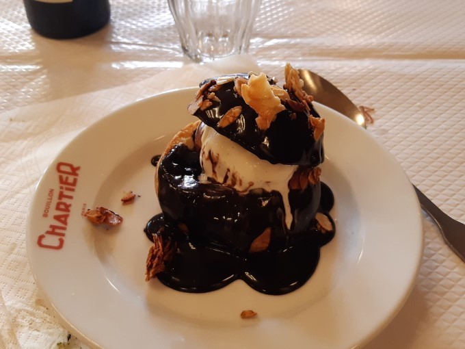profiterole chartier avec glace vanille et coulis de chocolat au restaurant gare de l'est à paris