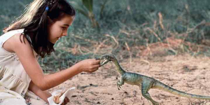 Une petite fille découvre avec plaisir et bientôt horreur que de petits dinosaures sont dangereux, au début du film Le Monde Perdu : Jurassic Park... © Universal Studios, 1997.