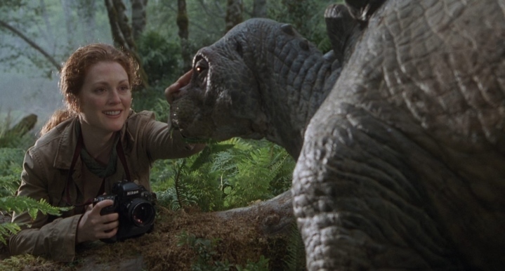 On caresse les gentils dinosaures végétariens dans Le Monde Perdu : Jurassic Park, comme le faisait Ellie dans le premier film... © Universal Studios, 1997.