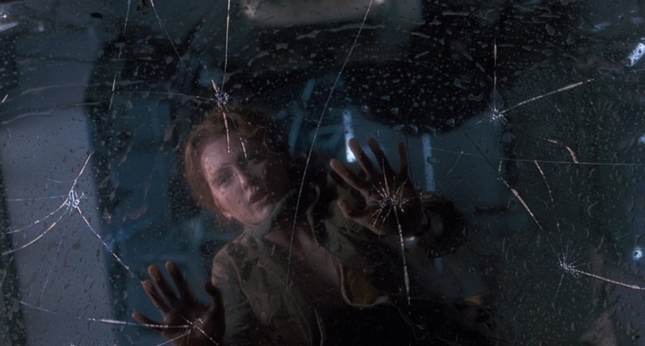 La vitre fendue, comme métaphore du scénario du film Le Monde Perdu : Jurassic Park... Tiendra-t-il ? © Universal Studios, 1997.