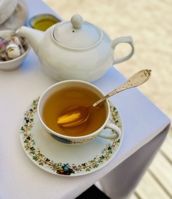 une tasse de thé au grand véfour le restaurant des jardins de palais royal