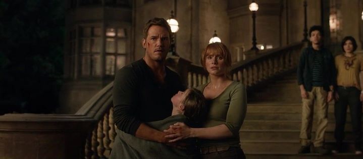 Claire (Bryce Dallas Howard) et Owen (Chris Pratt) se retrouvent bien malgré eux à devenir des parents d'adoption, dans le film Jurassic World : Fallen Kingdom. © Universal Studios, 2018.