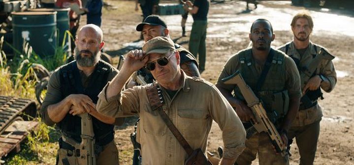 Ted Levine singe le chasseur incarné par Pete Postlethwaite dans le film de Steven Spielberg, mais ne supporte pas la comparaison... Image du film Jurassic World : Fallen Kingdom. © Universal Studios, 2018.