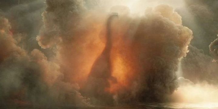 L'adieu au brachiosaure resté sur l'île, victime de l'explosion volcanique du film Jurassic World : Fallen Kingdom. Le brachiosaure était le premier dinosaure aperçu dans le film Jurassic Park. © Universal Studios, 2018.