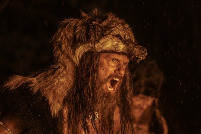 alexander skarsgard dans le rôle du prince viking amleth dans the northman