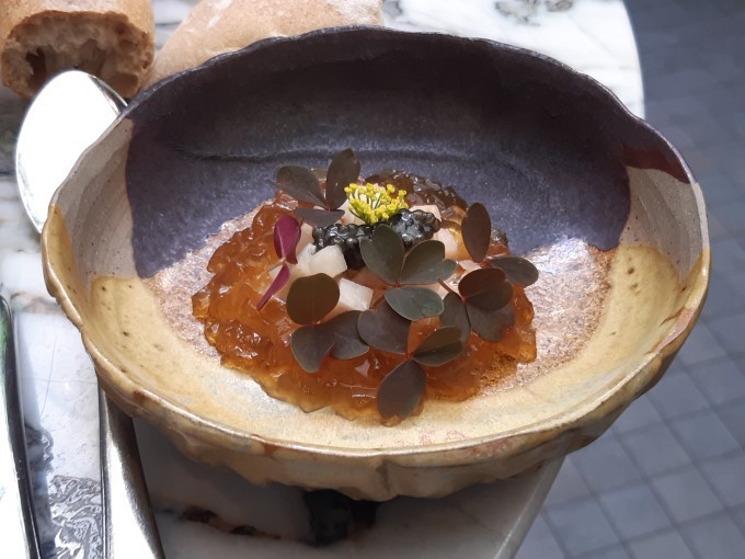 entrée gelée de crustacés fenouil craquant et caviar accompagnement du plat les crustacés restaurant le baudelaire