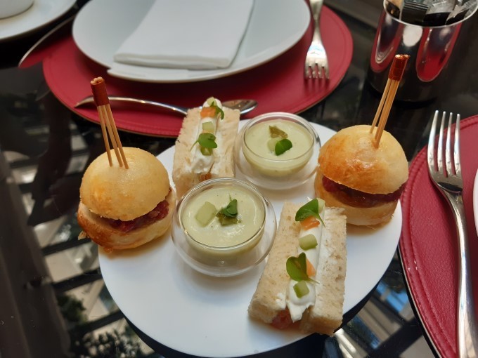 mini-burger finger sandwich et gaspacho servis pour le tea time de l'hôtel burgundy