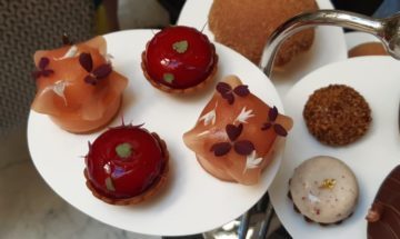 tartelettes fraise verveine et cheesecake pêche verveine tea time hôtel burgundy paris