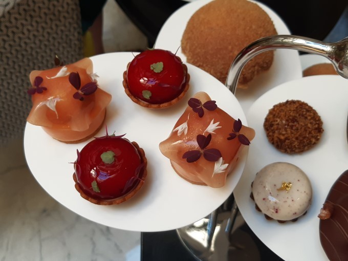 tartelettes fraise verveine et cheesecake pêche verveine tea time hôtel burgundy paris