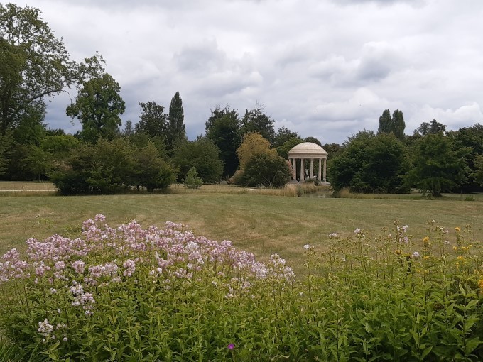 le temple de l'amour de marie-antoinette dans le jardin anglais du domaine de trianon