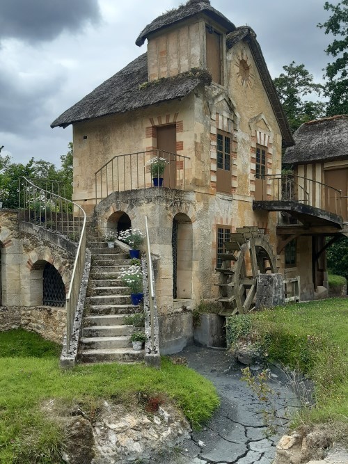 le moulin du hameau de la reine et son escalier