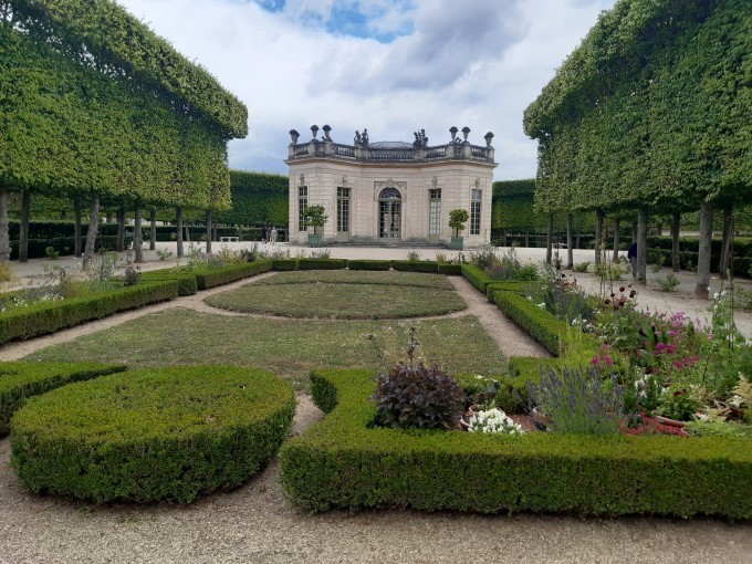 le pavillon frais et son jardin au domaine de trianon