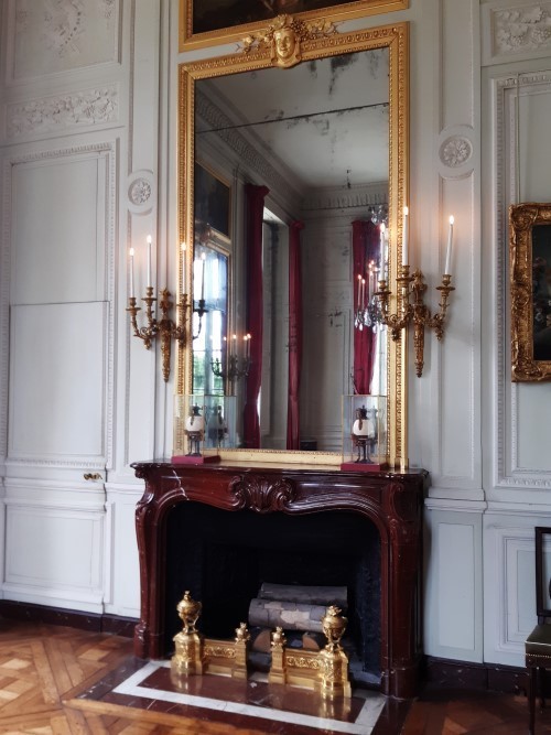 cheminée et miroir dans la petite salle à manger petit trianon