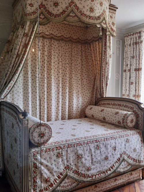 le lit dans la chambre à coucher de marie-antoinette au petit trianon