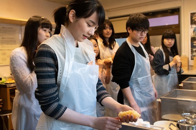 mistuko interprétée par l'actrice japonaise non prend des cours de cuisine