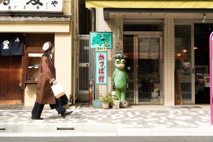 mitsuko fait ses courses dans les rues de tokyo dans le film tempura