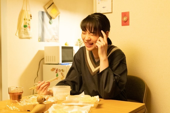 mitsuko prend un repas en solo dans le film tempura