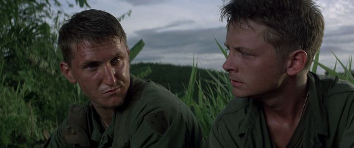 Confrontation entre le sergent Meserve (Sean Penn) et le soldat Eriksson (Michael J. Fox) dans Outrages.
