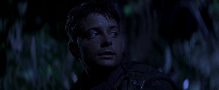 Eriksson (Michael J. Fox) dans la nuit vietnamienne.