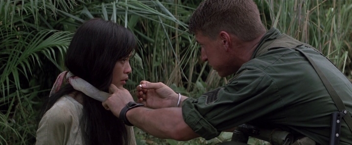 Le sergent Meserve (Sean Penn) a décidé d'enlever une villageoise (incarnée par Thuy Thu Le) pour la violer avec ses camarades, avant de l'éliminer.