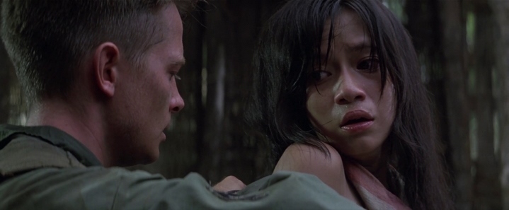 Eriksson (Michael J. Fox) soigne Tran Thi Oanh (Thuy Thu Le) qui vient d'être violée par la patrouille.