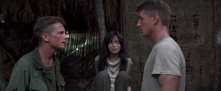 Eriksson (Michael J. Fox) tente de s'opposer au sergent Meserve (Sean Penn) pour qu'il libère Tran Thi Oanh (Thuy Thu Le) qu'il a kidnappé.