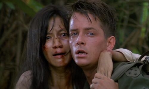 Eriksson (Michael J. Fox) tente de sauver Tran Thi Oanh (Thuy Thu Le), kidnappée et violée par sa patrouille dans Outrages.