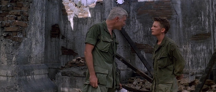 Le capitaine Hill (Dale Dye) s'oppose à Eriksson (Michael J. Fox) qui lui a rapporté les actes atroces commis par sa patrouille.